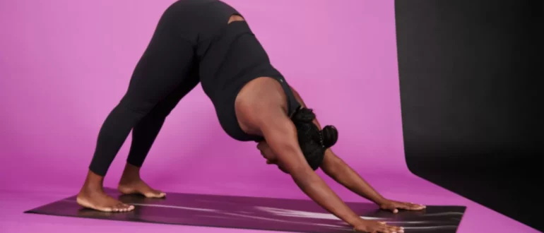 Estas 8 Variações Cães em Downward Fazem o Yoga Pose Trabalhar para o Seu Corpo e Necessidades