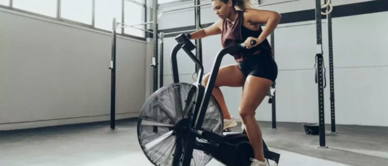 Cette séance d'entraînement sur vélo d'assaut vous permettra de vous sentir vraiment fort.