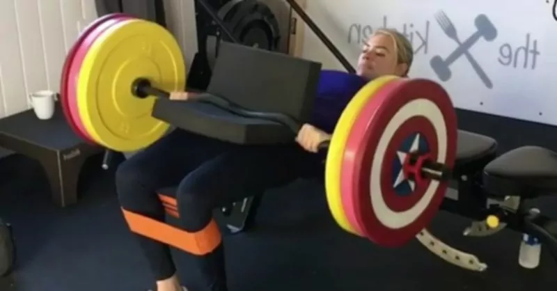 Sledování Kate Uptonové, jak dělá 225kilové zdvihy boků, je motivace, kterou potřebujete